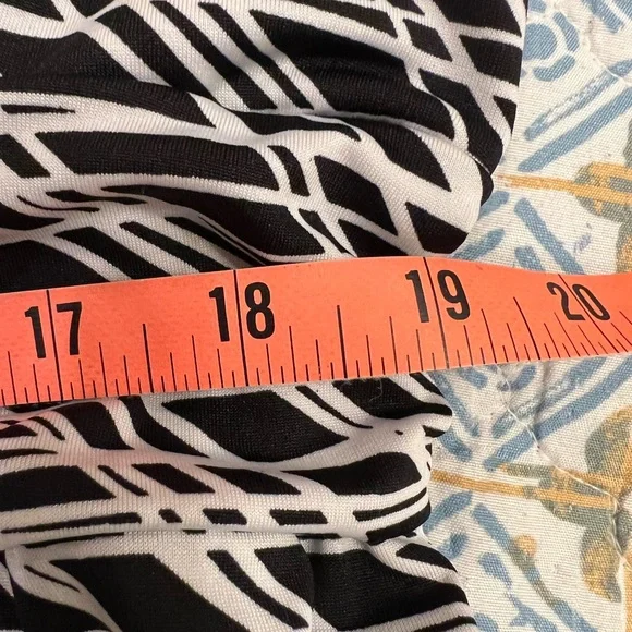 Sleeveless Black and White Dress Size 18/20 - Picture 7 of 8